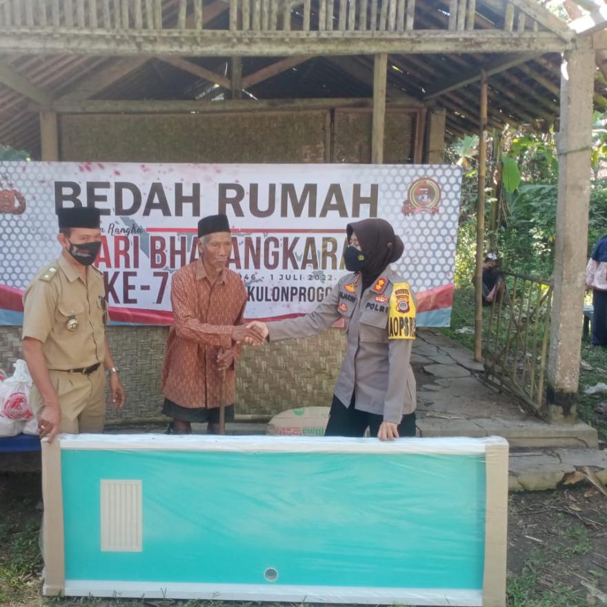 Bedah Rumah Dalam Rangka Hari Bhayangkara  Ke 76 Di Kriyan